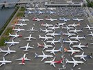 Desítky letadel Boeing 737 MAX je zaparkováno poblíž budov Boeingu v Seattlu,...
