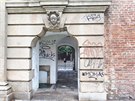 Vandalov� poni�ili olomouckou barokn� br�nu, ��st posprejovali n�pisy.