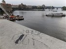 Akoliv se v poslednch dnech e na Karlov most hlavn graffiti nakreslen...