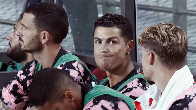 ZSTAL SEDT. Cristiano Ronaldo (uprosted) do zpasu proti vbru korejsk ligy nenaskoil.