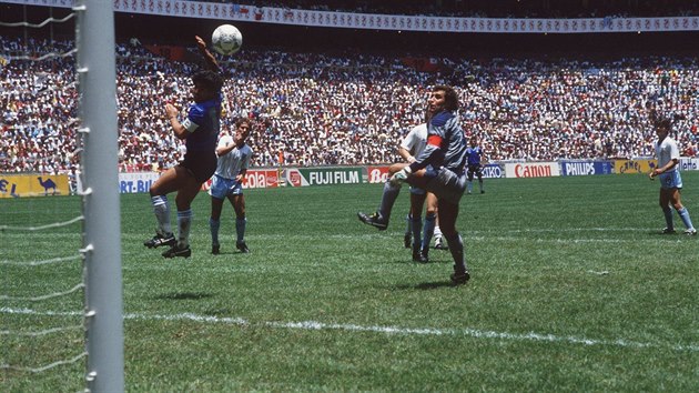 A to je ona, Maradonova „boží ruka“. Oním gólem rozzuřil nejen Angličany v roce 1986.