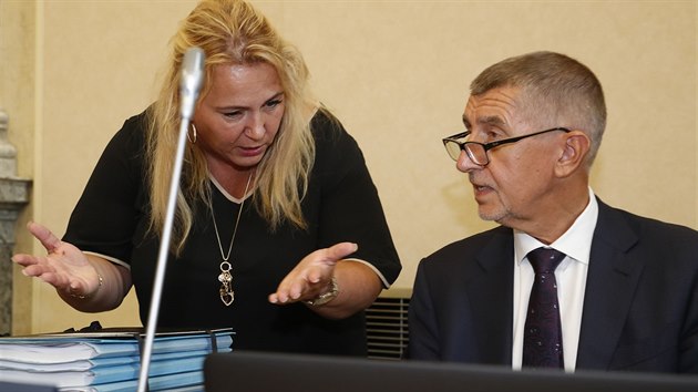 Ministryně pro místní rozvoj Klára Dostálová (vlevo) a premiér Andrej Babiš na zasedání vlády (30. července 2019)