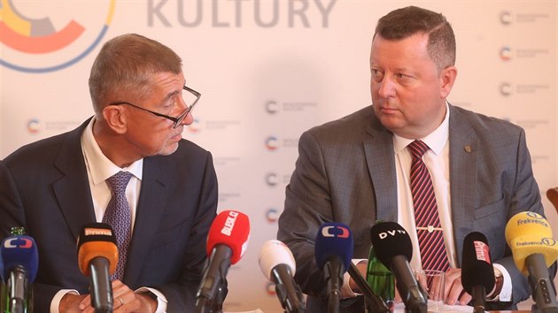 Končící ministr kultury Antonín Staněk a premiér Andrej Babiš po společném jednání oznámili, že řízením ministerstva kultury dočasně povede ekonomický náměstek René Schreier. (31. července 2019)