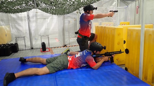 etai Ladislav Zekucia a Ji Hoffman (lec) na svtovm ampiontu vairsoftu na Tchaj-wanu.