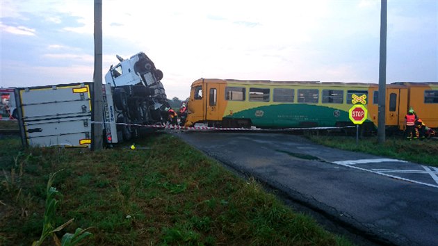 Nehoda osobnho vlaku a kamionu na elezninm pejezdu v Brance u Opavy, pi kter se zranilo deset lid. (30. ervence 2019)