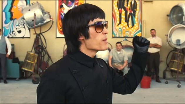 Mike Moh jako Bruce Lee ve filmu Tenkrt v Hollywoodu