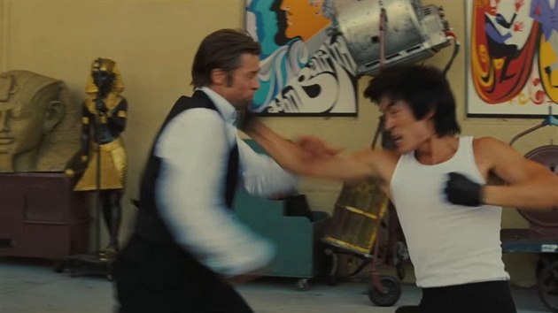 Mike Moh jako Bruce Lee ve filmu Tenkrát v Hollywoodu bojuje s Cliffem Boothem (Brad Pitt)
