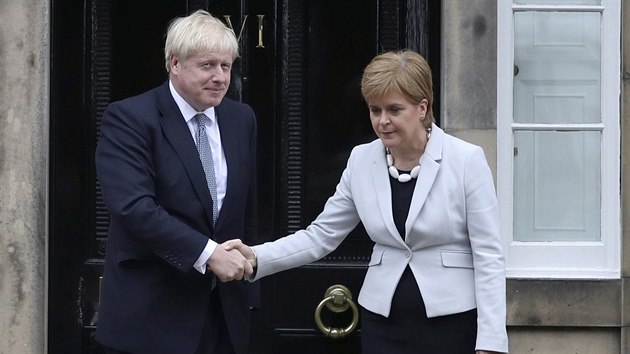 Britský premiér Boris Johnson se setkal se skotskou první ministryní Nicolou Sturgeonovou. (29. července 2019)
