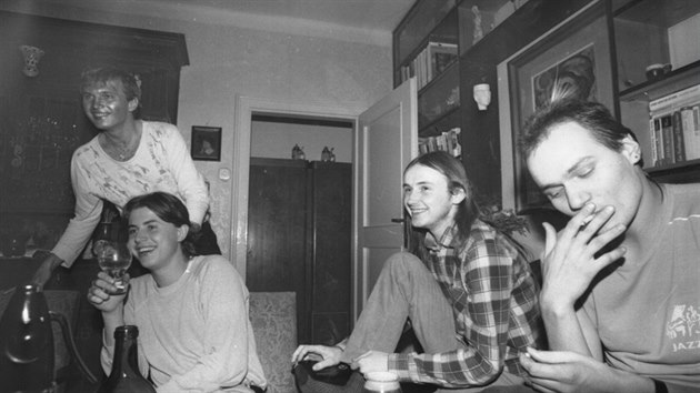 Kdy� v�echny brn�nsk� hospody zav�ely, co� bylo v ��e normalizace pom�rn� brzy, pokra�ovalo se v pit� u n�koho doma.