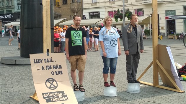 Tři symboličtí oběšenci stojící na tajících kostkách ledu se dnes objevili na brněnském náměstí Svobody. Chtěli poukázat, že si lidé utahují oprátku v případě, že nebudou různými opatřeními reagovat na projevy klimatické změny. (30. července 2019)