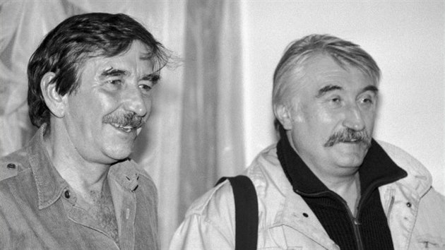 Režisér Zdenek Sirový (vlevo) byl režisérem filmu Smuteční slavnost. Po roce 1989 natočil z Pavlem Landovským Černé barony. Na snímku jsou spolu v roce 1991.