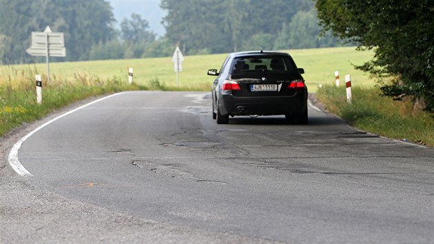 Mezi Zhoří a křižovatkou u Stáje začíná první etapa oprav rozbité silnice spojující Jihlavu se Žďárem nad Sázavou. Řidiči se musí smířit s objížďkami.