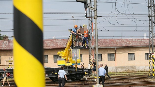 Muže, který na nádraží v Děčíně odmítal slézt ze stožáru trakčního vedení, se podařilo sundat kolem jedenácté hodiny.