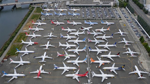 Desítky letadel Boeing 737 MAX je zaparkováno poblíž budov Boeingu v Seattlu, některá stojí i na parkovišti pro zaměstnance.