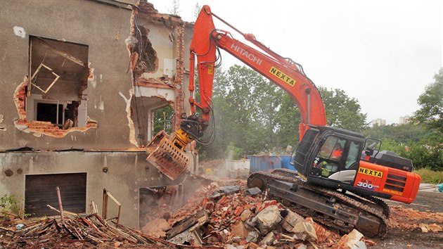 Demolice objektu bval patologie v karlovarsk nemocnici.