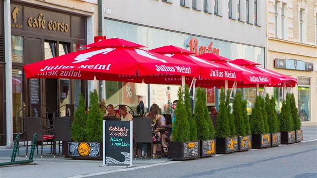 Pohled na jednu z restauračních zahrádek v centru Prostějova využívajících k oddělení prostoru túje. To kritizovali památkáři, podle kterých do historického středu nepatří.