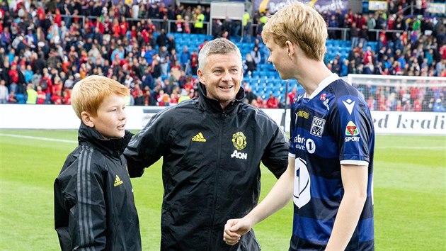 FOTBALOV RODINA. Ole Gunnar Solskjaer, trenr Manchesteru United, se svmi dvma syny: mladm Elijahem (vlevo) a Noahem, kter proti United debutoval za Kristiansund v dosplm fotbale.