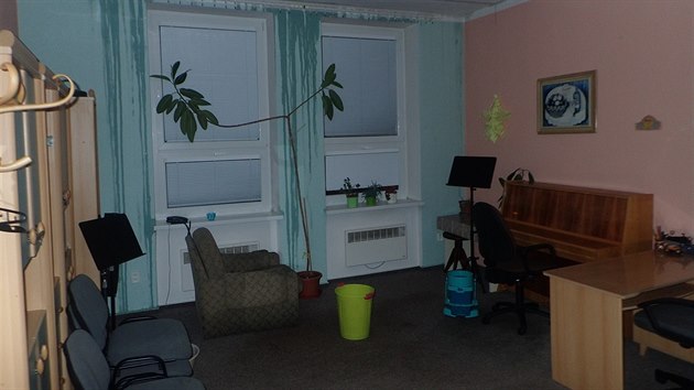 Voda pronikla do budovy ZU� ve Fr�dku-M�stku. Strhla s�drokartonov� podhledy s izolac� ze stropu