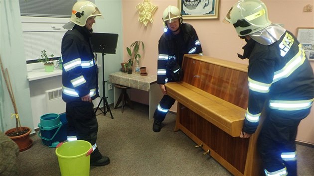 Voda pronikla do budovy ZU� ve Fr�dku-M�stku. Strhla s�drokartonov� podhledy s izolac� ze stropu