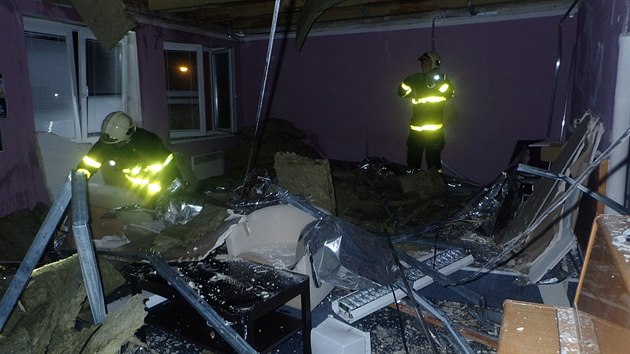 Voda pronikla do budovy ZU� ve Fr�dku-M�stku. Strhla s�drokartonov� podhledy s izolac� ze stropu