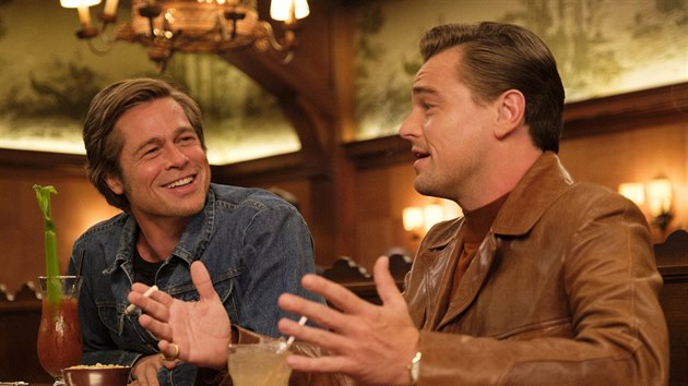 Brad Pitt a Leonardo DiCaprio ve filmu Tenkrt v Hollywoodu (2019)