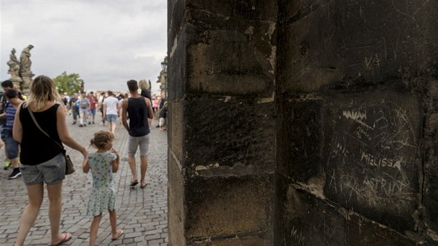 Akoliv se v poslednch dnech e na Karlov most hlavn graffiti nakreslen dvma Nmci, drobnch malvek a mranic je tato pamtka pln. (31.7.2019)