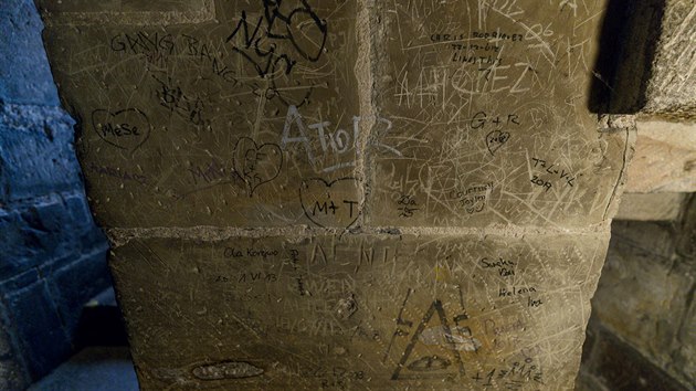 Akoliv se v poslednch dnech e na Karlov most hlavn graffiti nakreslen dvma Nmci, drobnch malvek a mranic je tato pamtka pln. (31.7.2019)