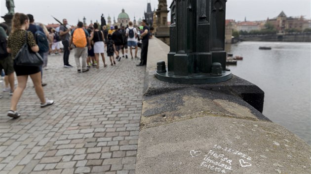 Akoliv se v poslednch dnech e na Karlov most hlavn graffiti nakreslen dvma Nmci, drobnch malvek a mranic je tato pamtka pln. (31. 7. 2019)