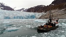 Výzkumný tým na začátku mise zkoumající podmořské odtávání ledovce LeConte...