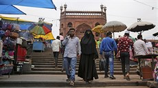 Indický muslimský pár se prochází ped meitou v Novém Dillí. (30. ervence...