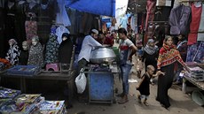 Indické muslimské eny procházejí tritm v Novém Dillí. (30. ervence 2019)