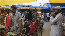 Indické muslimské eny projídjí tritm v Novém Dillí. (30. ervence 2019)