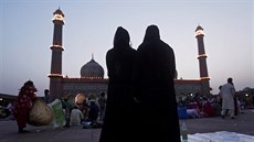 Indické muslimské �eny p�ed me�itou v Novém Dillí. (20. kv�tna 2018)
