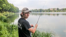 Kvalitu vody v Jordán� prý sni�uje velké mno�ství ryb. Rybá�i v�ak vodu...