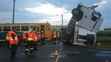 Nehoda osobního vlaku a kamionu na elezniním pejezdu v Brance u Opavy, pi...