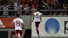 Minguel Angel Guerrero z Olympiakosu Pireus bí vstíc fanoukm a slaví gól...