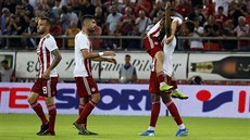 Ruben Semendo (vpravo) z Olympiakosu Pireus přijímá gratulace ke gólu v...