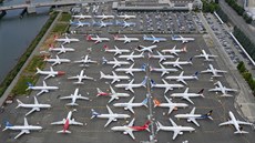 Desítky letadel Boeing 737 MAX je zaparkováno poblíž budov Boeingu v Seattlu,...