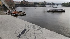 Akoliv se v posledních dnech eí na Karlov most hlavn graffiti nakreslené...