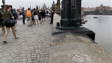 Akoliv se v posledních dnech eí na Karlov most hlavn graffiti nakreslené...