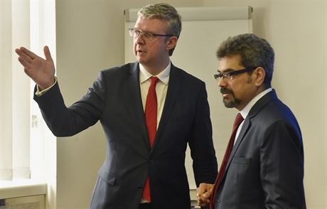 Ministr prmyslu a obchodu Karel Havlíek (vlevo) pi jednání s generálním...