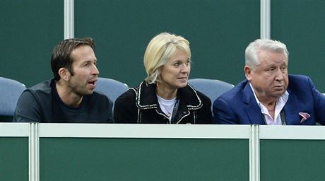 Radek tpánek, Petra ernoková a Miroslav ernoek sledují utkání eských tenistek ve Fed Cupu - ilustraní foto.