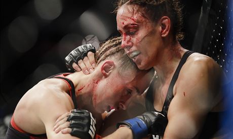 MMA zápasnice Lucie Pudilová (vlevo) bojuje s Antoninou evenkovou u klece v...