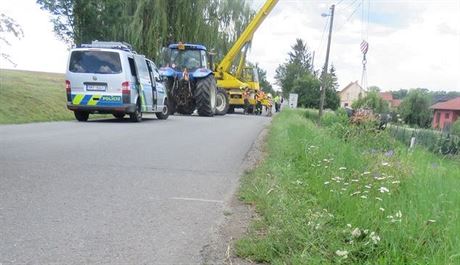 Traktorista najel pi parkování na krajnici a ta se s ním utrhla, co vedlo k...