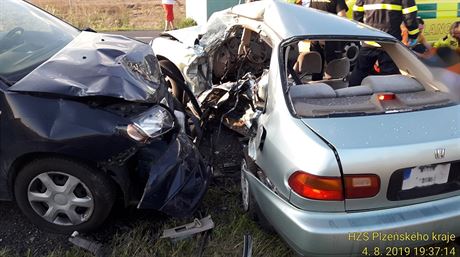 Pi nehod tí osobních vozidel zemeli dva lidé.