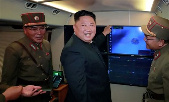 Severokorejský vdce Kim ong-un dohlíí na odpálení balistické stely z...