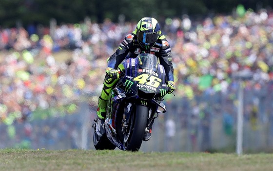 Valentino Rossi, jezdec týmu Monster Energy Yamaha, jede závod MotoGP v Brn.