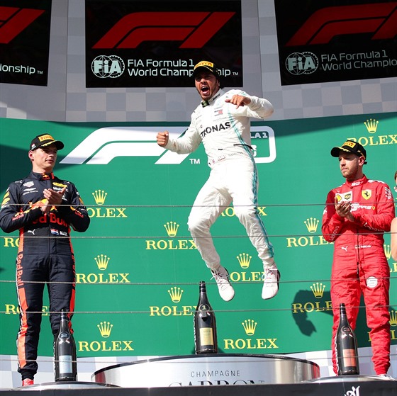 Lewis Hamilton (uprosted) z Mercedesu se raduje po svém vítzství na Velké...