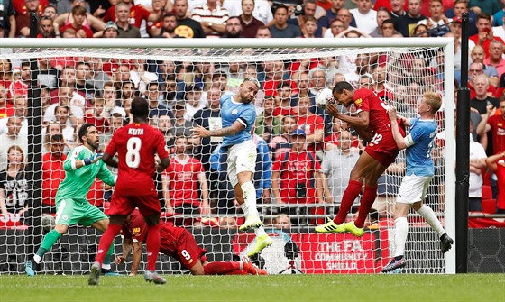 Joel Matip z Liverpoolu (v erveném vpravo) srovnává na 1:1 proti Manchesteru...