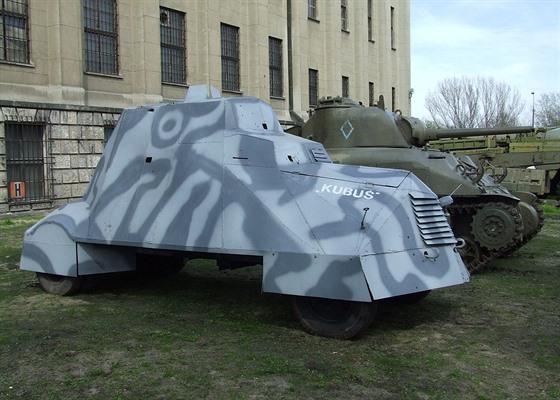 Renovovaný původní obrněný automobil varšavských povstalců Kubuś v Muzeu polské...